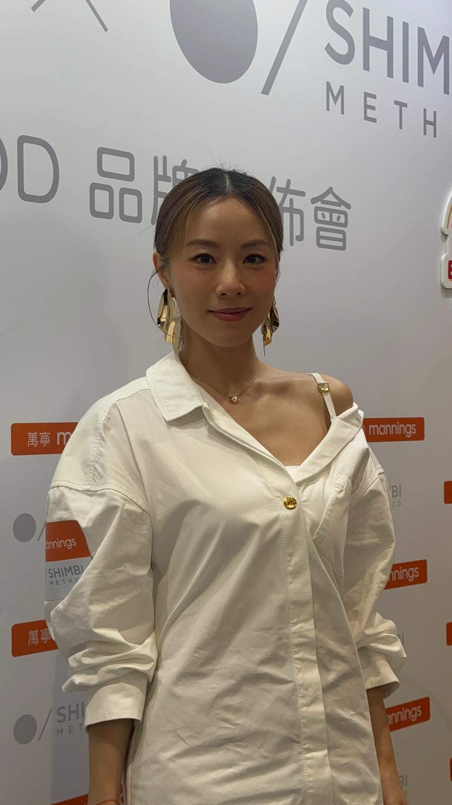 Stephy  出席活動時，對於入行多年首次入圍「我最喜愛的女歌手」，坦言有啲突然！