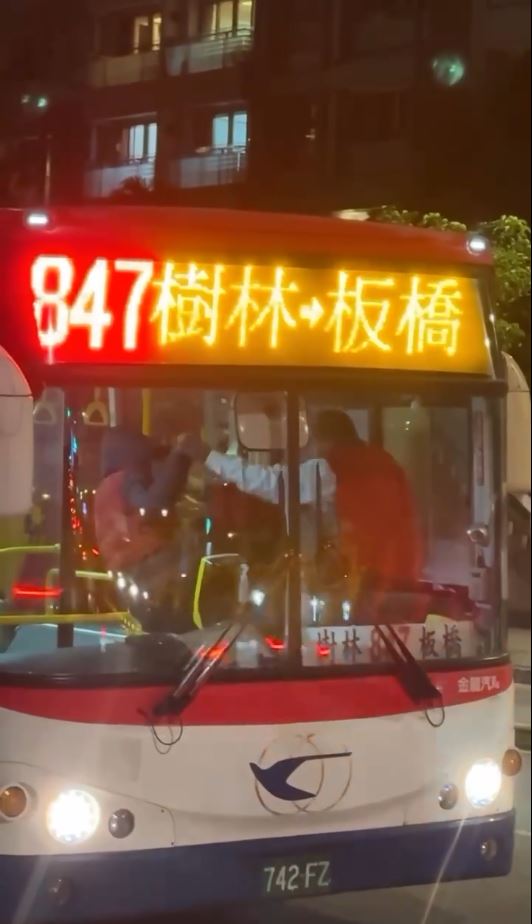 台湾有82岁巴士男乘客袭击司机，连挥18拳打对方。Threads@hebo_824