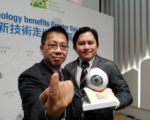 理大眼科視光學院助理教授謝欣然（右）、視覺科技公司創辦人及總監梁子文（左）。