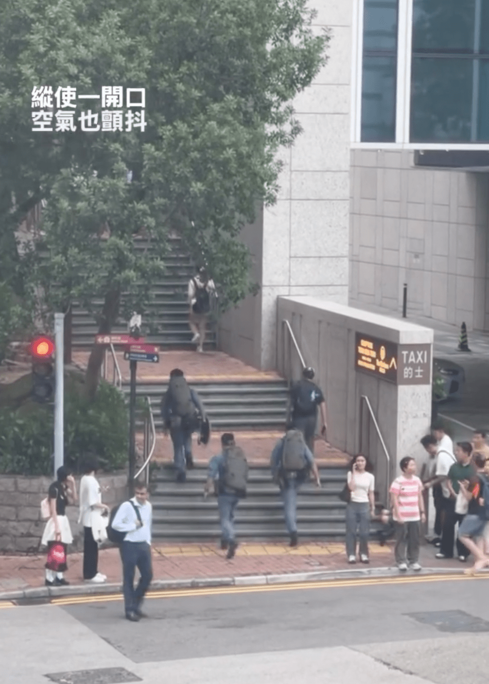 網上流傳片段顯示,大批軍裝警員及反恐特勤隊人員一度持盾出動,封鎖中間道及港鐵尖沙咀站K出口一帶。Threads@manshiu__impecc 網上流傳片段顯示,大批軍裝警員及反恐特勤隊人員一度持盾出動,封鎖中間道及港鐵尖沙咀站K出口一帶。Threads@manshiu__impecc