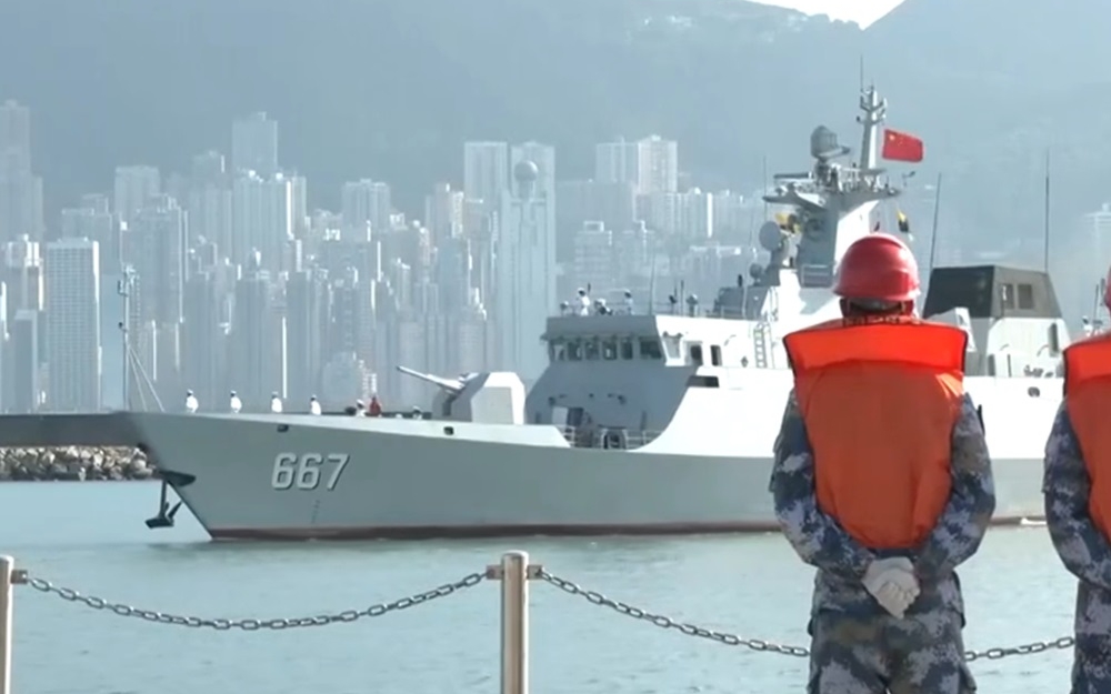 駐港部隊官兵在昂船州基地迎接兩艦。影片截圖