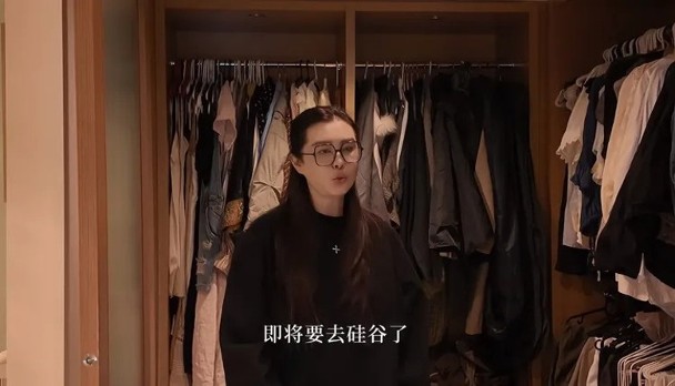 王祖賢的巨型衣帽間內掛滿各式服飾。 王祖賢的巨型衣帽間內掛滿各式服飾。