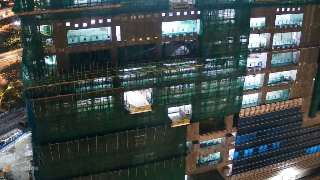 現場為啟德醫院地盤。醫管局直播截圖