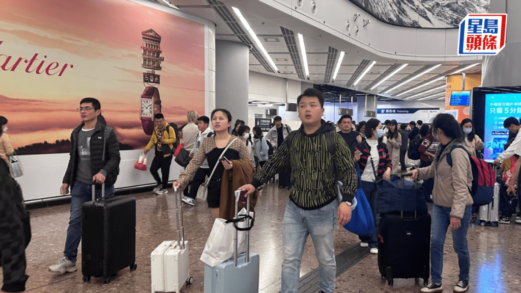 新春長假期今日結束西九高鐵站人流繁忙，港人讚內地新年氣氛濃厚。 謝曉雅攝