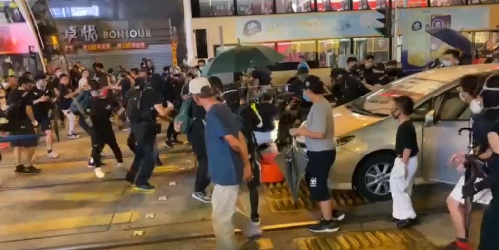 警員被拳打腳踢。網上截圖