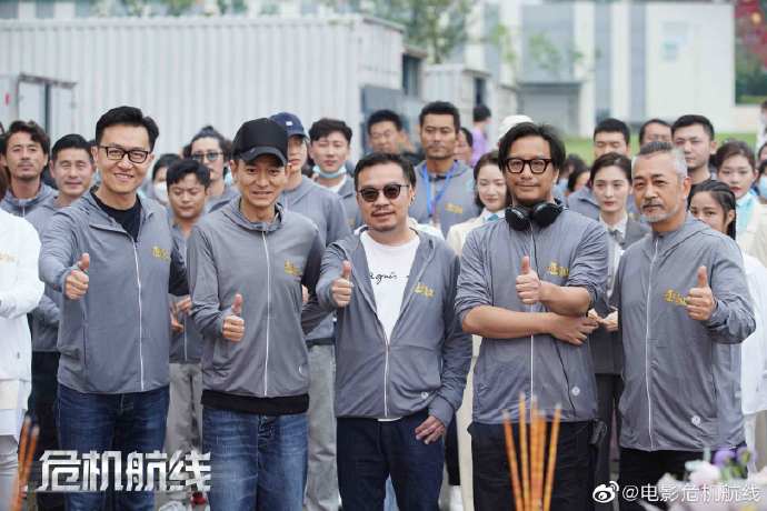 华仔（左二）看似太瘦了。