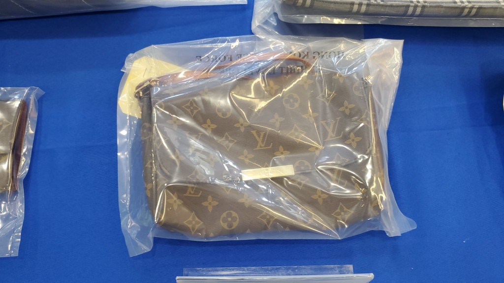 警方檢獲的名牌手袋。