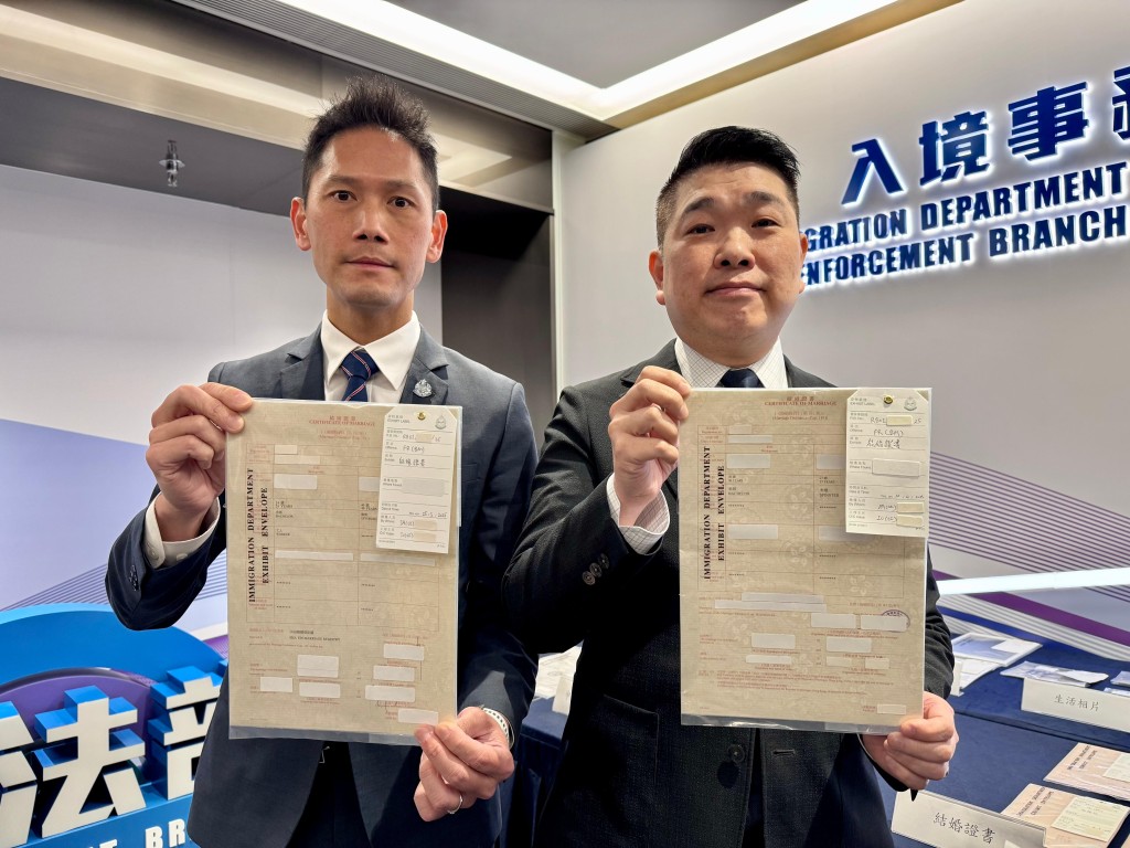 入境處助理首席入境事務主任（調查）許志堅(右)表示，入境處早於2006年成立專案小組，以情報主導方式打擊假結婚犯罪活動。 麥鍵瀧攝
