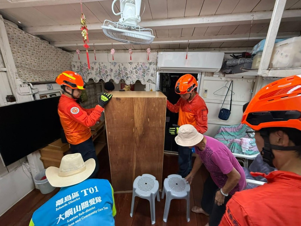 民安隊與各地區民政署協助大澳及北區居民防災防汛。民安隊fb圖片 民安隊與各地區民政署協助大澳及北區居民防災防汛。民安隊fb圖片