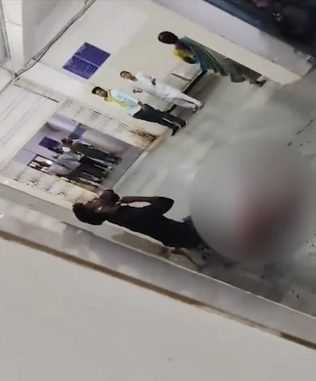 途人拍下案發經過，疑兇一度自刎。  網上影片截圖