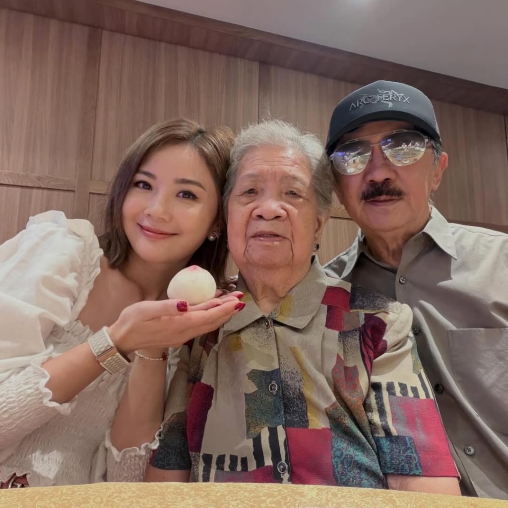 蔡卓妍晒出三代同堂合照。