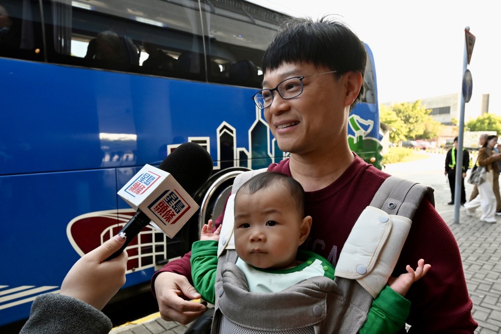 曾先生一家三口今日到西九海濱散步，帶寶寶享受人生第一個聖誕假期。