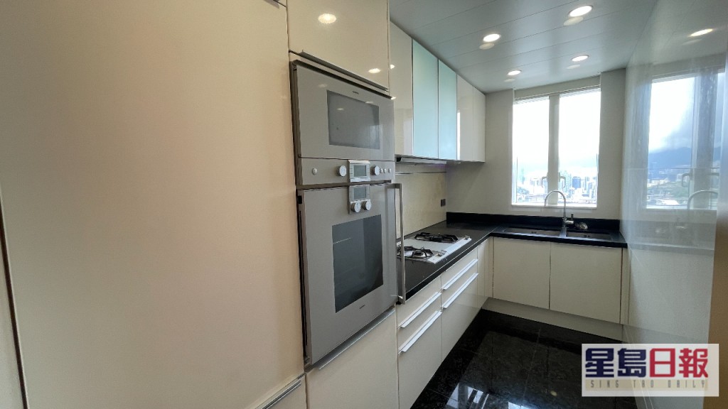 廚房兼顧備餐及收納需要。