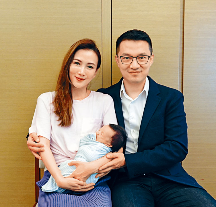 諸葛紫岐與老公薛嘉麟抱住初生B仔，幸福滿瀉。