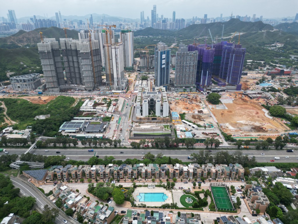 陈汉麟又说,古洞属北都心脏地带,涵盖多项优势与潜力,不仅邻近多个口岸,未来将成为多元化发展中心,包括住宅、行政、商业及科研等。 陈汉麟又说,古洞属北都心脏地带,涵盖多项优势与潜力,不仅邻近多个口岸,未来将成为多元化发展中心,包括住宅、行政、商业及科研等。