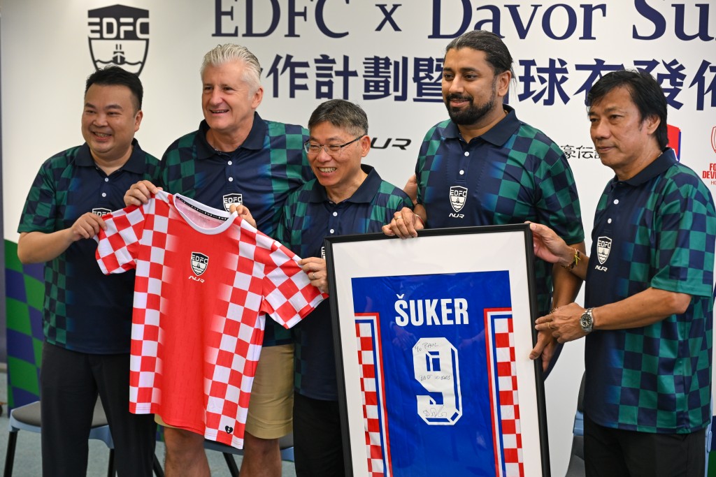 蘇加送出他的親簽球衣予球會,東區亦贈送今季新的作客球衣作回禮。攝影:魏國謙 蘇加送出他的親簽球衣予球會,東區亦贈送今季新的作客球衣作回禮。攝影:魏國謙