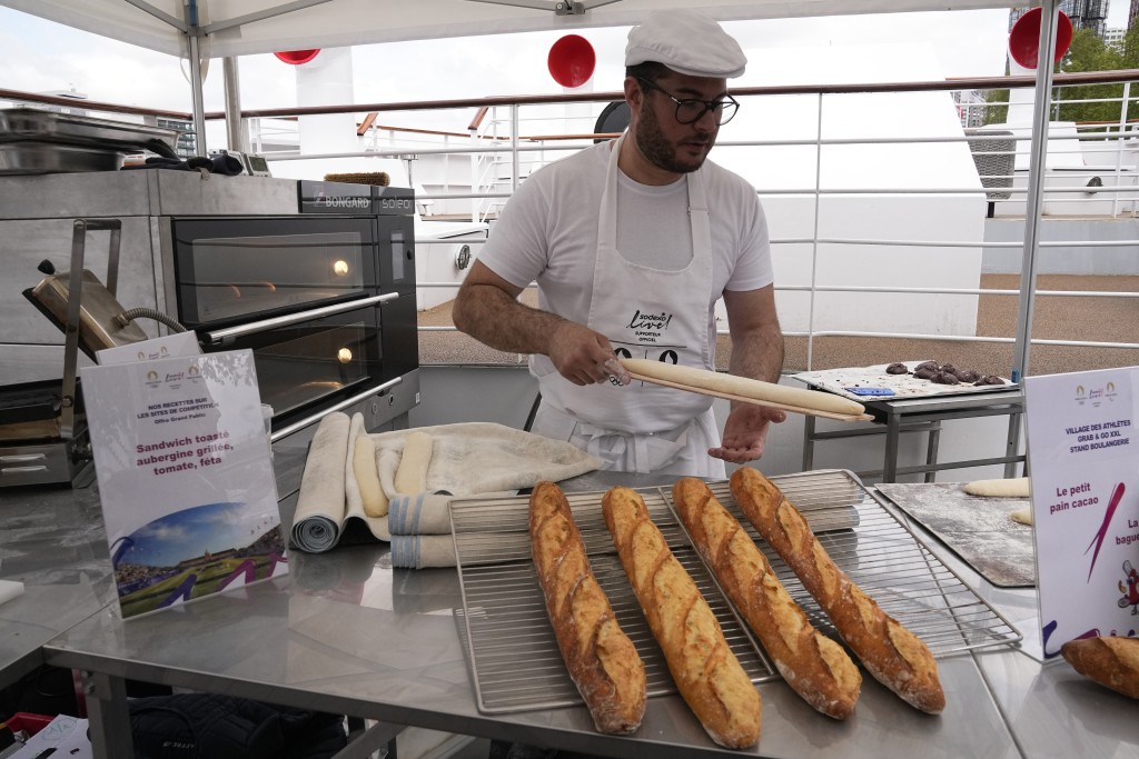 传统的法棍面包长约60厘米，重约250克。美联社
