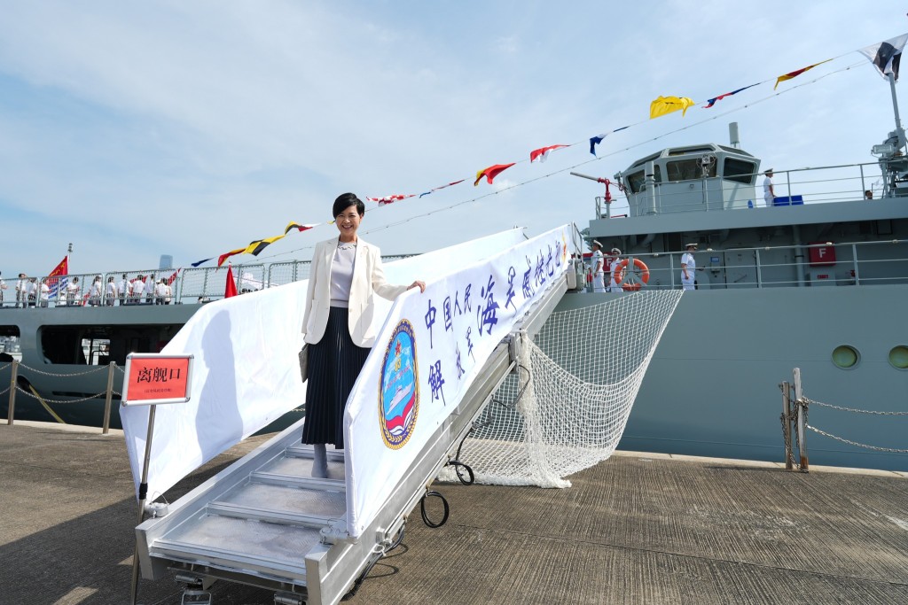 房屋局局長何永賢今日參觀戚繼光艦。何永賢FB圖片