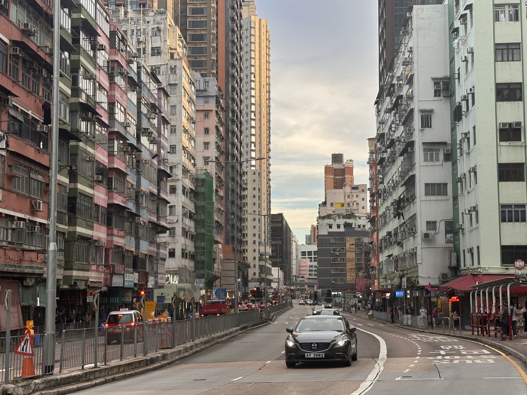 一些具重建價值的舊樓或可發展的地皮，市場通常會用「剩餘法」（Residual Method）或「現金流貼現法」（Discounted Cash Flow Method）以作評估。