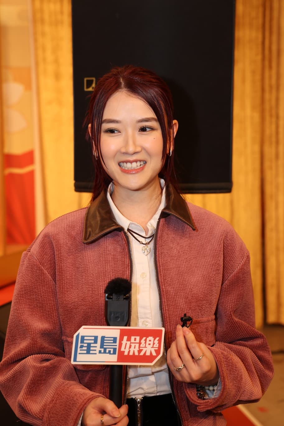 潘静文拍贺年节目《一马当先行大运》周围食好西，增磅了不少。