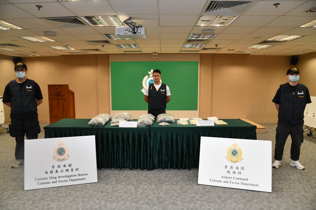 海關展示所得證物。徐裕民攝