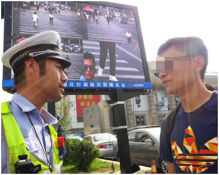 有青年「中招」。網上圖片