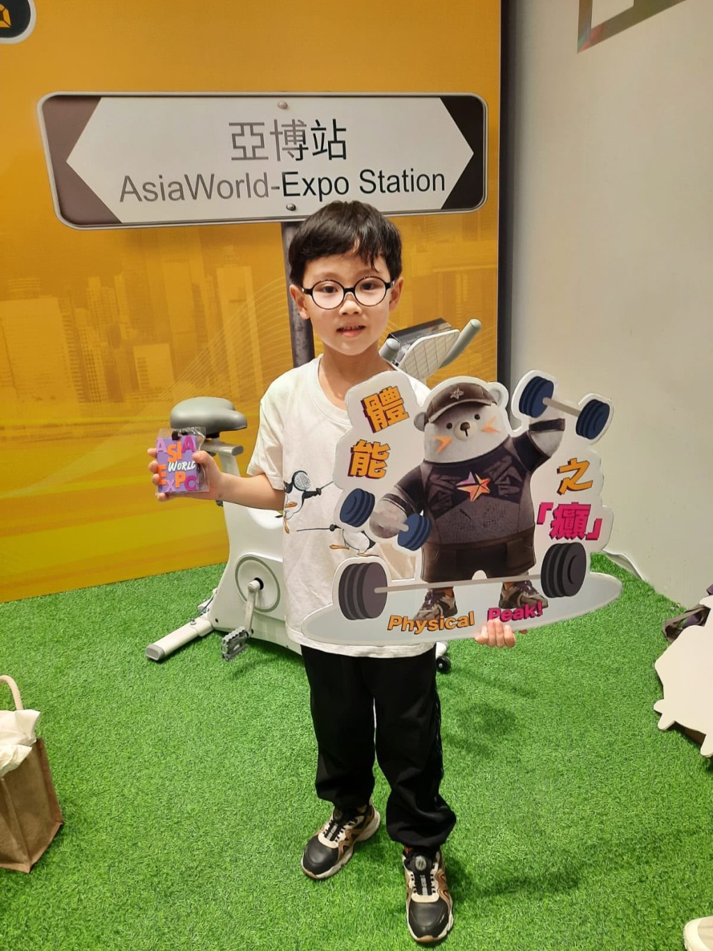 有小朋友落力踩智能單車，獲贈小禮品在亞博站前拍照打卡。