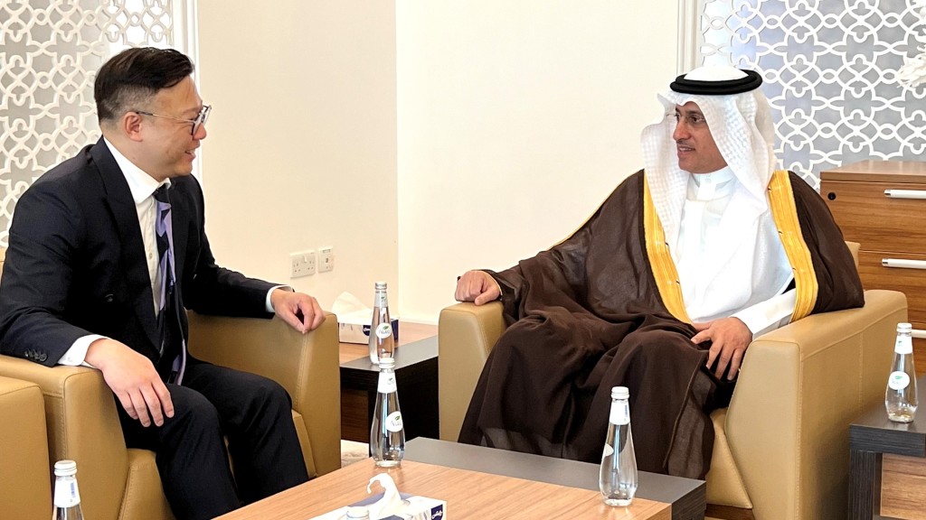 張國鈞與沙特阿拉伯王國司法部副大臣Najem bin Abdullah al-Zaid博士(右)會面。政府新聞處