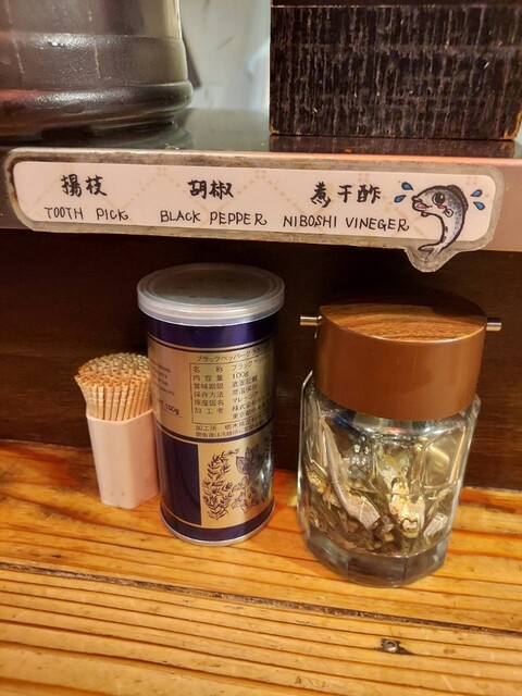 香睿剛推介日本好吃拉麵店｜5. Nagi　桌上有黑胡椒、魚乾醋。
