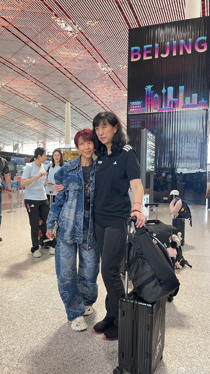 蔡少芬鼓起勇气，上前问中国女排教练能否拍照，并与教练合照。