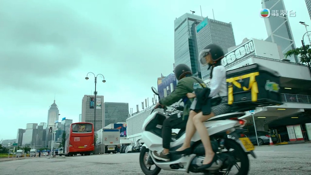 郭栢妍有特別方法坐電單車。