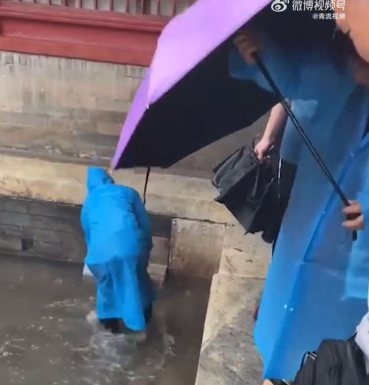 网传影片显示故宫慈宁宫暴雨时出现积水。