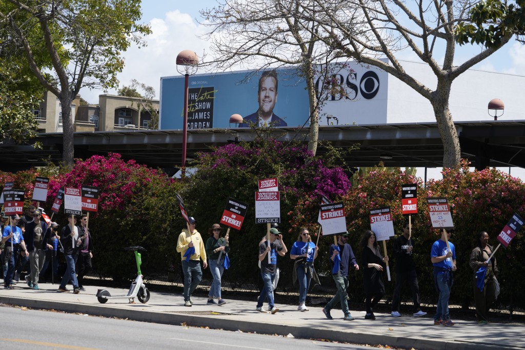 美國編劇工會成員在洛杉磯費爾法克斯區 CBS 電視城外舉行集會。AP