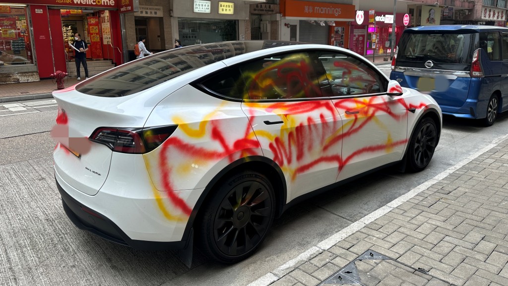 Tesla左右车身均遭喷上油漆。梁国峰摄