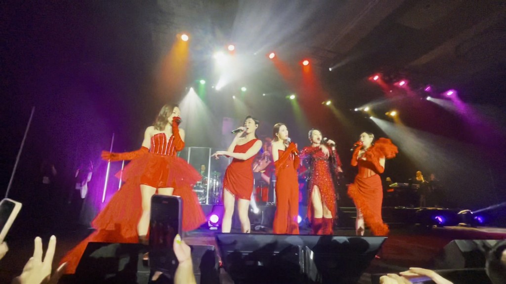 众人齐齐身穿红色性感晚装，在台上合唱《Last Christmas》，与观众齐齐提早过圣诞节。