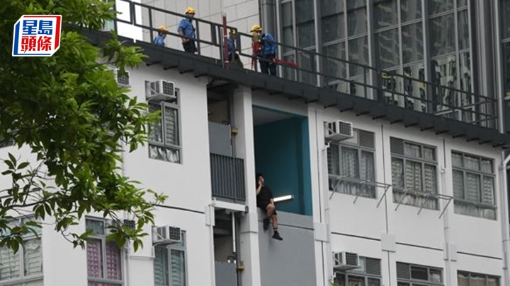 男子危坐3樓石壆。李家傑攝