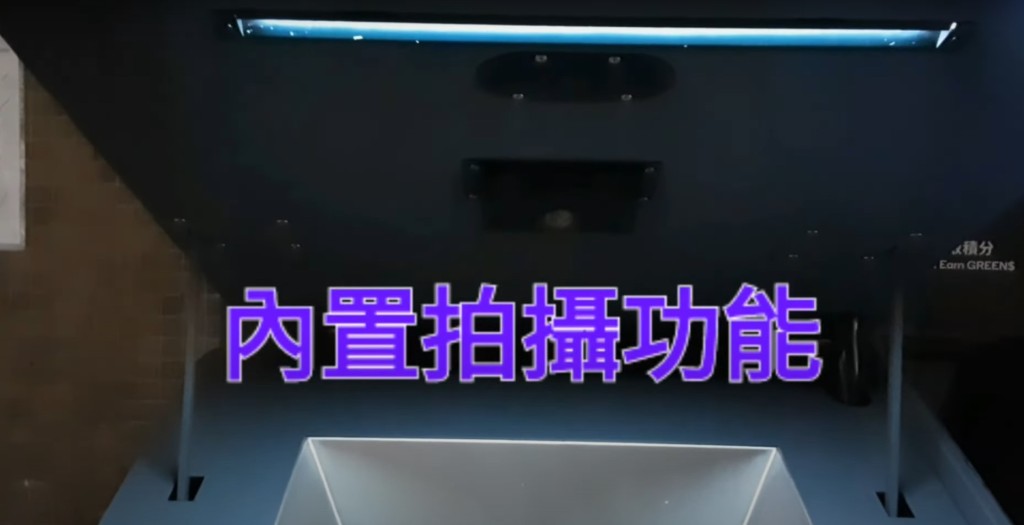 她更在片尾提醒廚餘機有鏡頭作拍攝用途。網上影片截圖