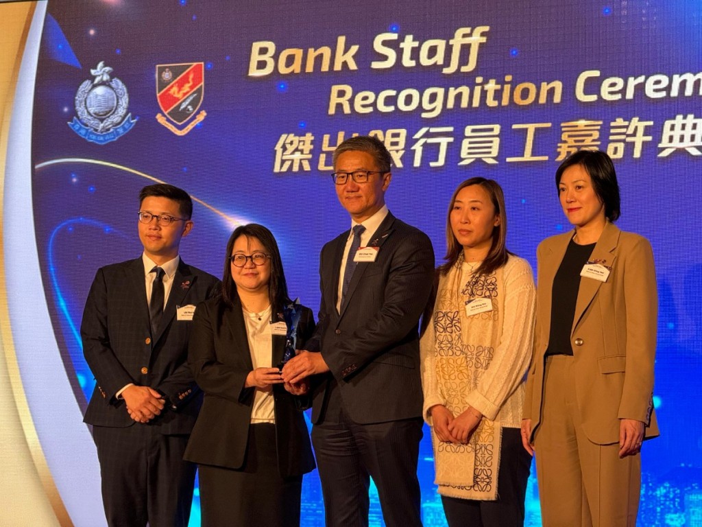 萧泽颐颁发「杰出银行员工大奖」，嘉许成功阻止骗案发生的前线银行职员。