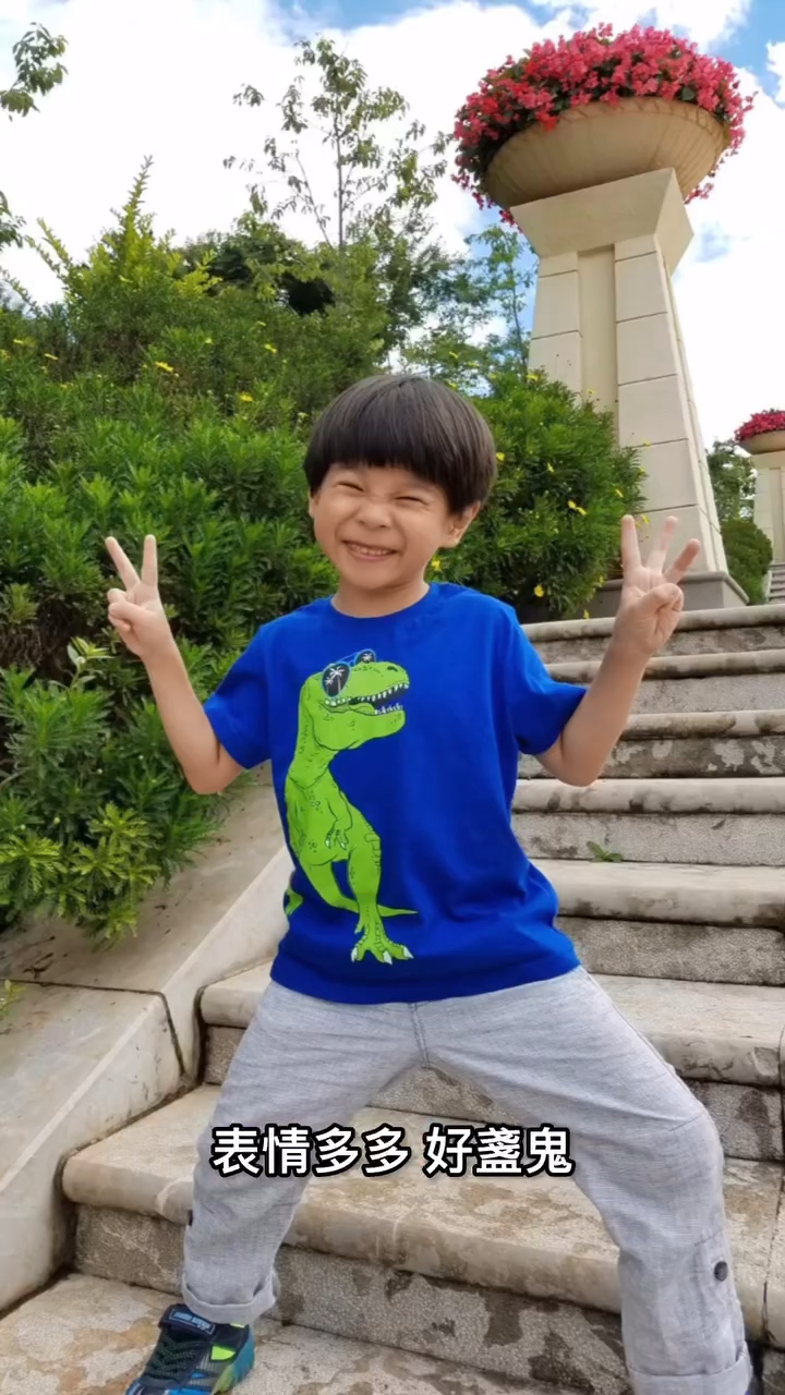 弟弟顏值相當高。