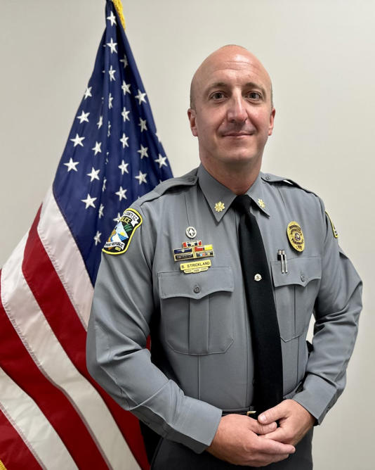 斯特里克兰（Brandon Strickland）案发前一天才刚升任局长，隔天即借用“好处”包庇杀人犯。  Horry County Police Department