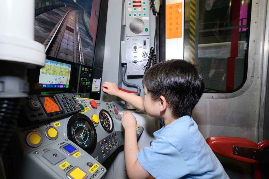 全新回歸的鐵路展首度推出「我要做車長」列車模擬駕駛體驗，讓參觀者化身車長，感受駕駛列車的真實挑戰。