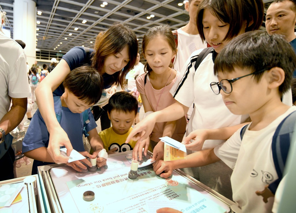 不少家長帶同子女參觀創科展，他們均表示活動很適合小朋友參加。