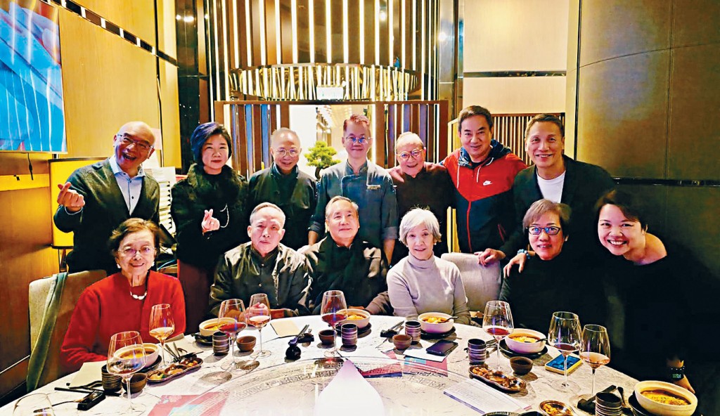 在「獅房菜」來張大合照