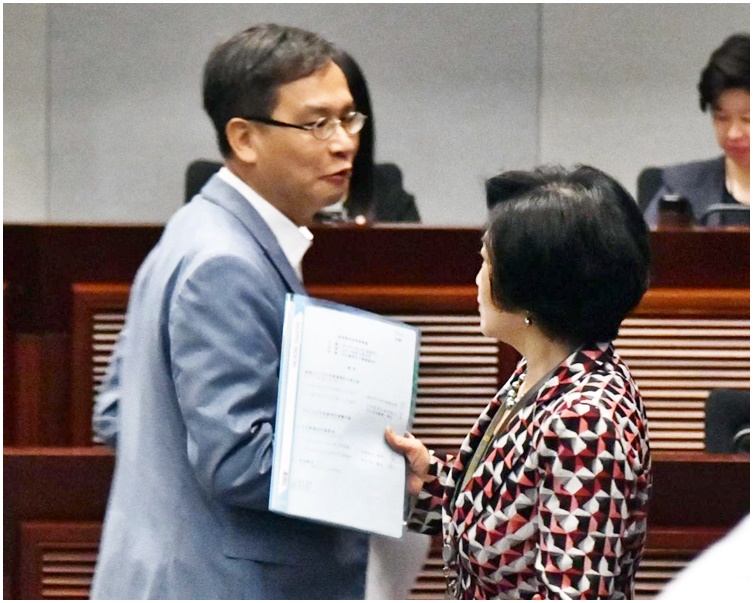 葉劉淑儀(右)擊敗葉建源當選教育事務委員會主席。
