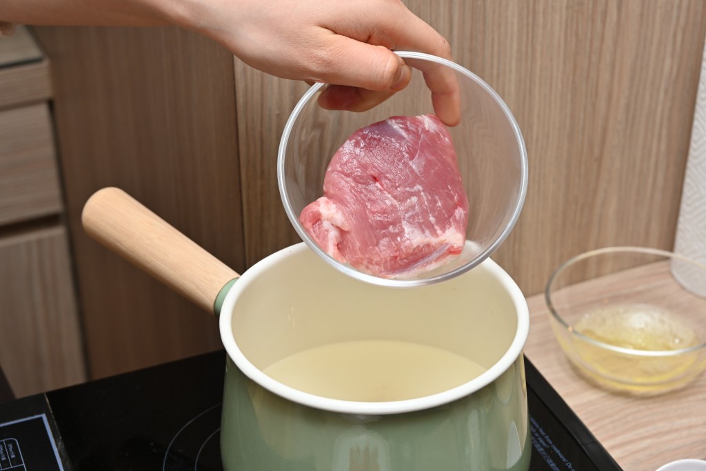 Step 5: 瘦肉洗淨後汆水，備用。Rinse the pork lean meat and blanch in boiling water, set aside.