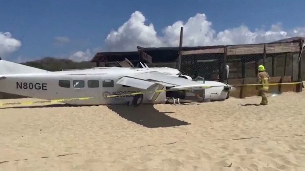 墨西哥小型飞机沙滩紧急降落。路透社