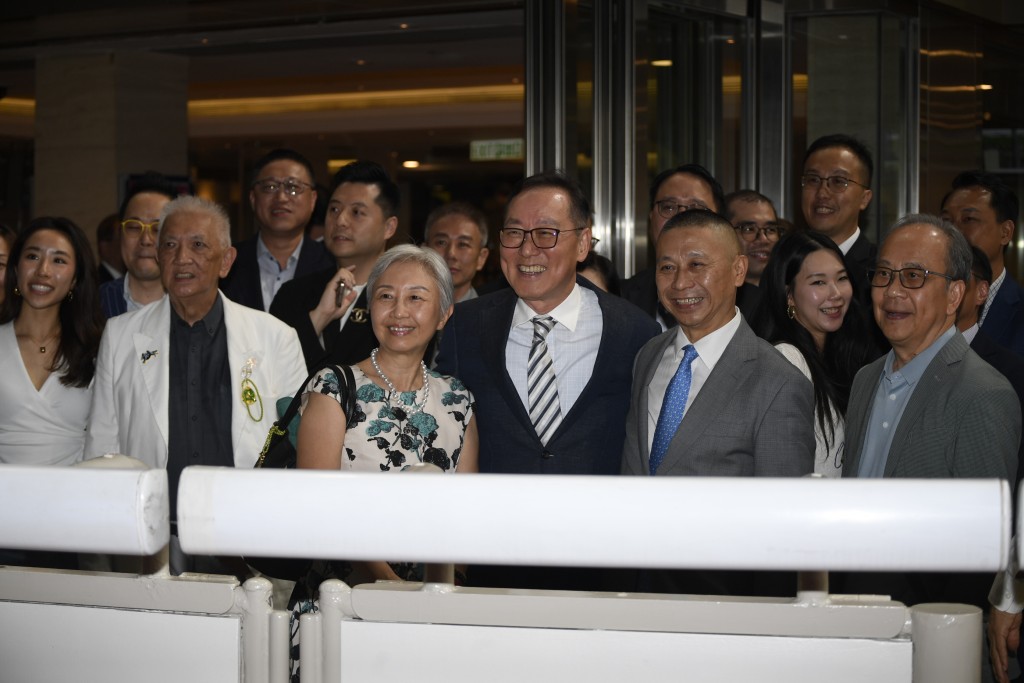 不少馬主喜歡親力親為揀蟀，參與整個買馬過程，馬主馬漢傑 (右三) 便是其中之一