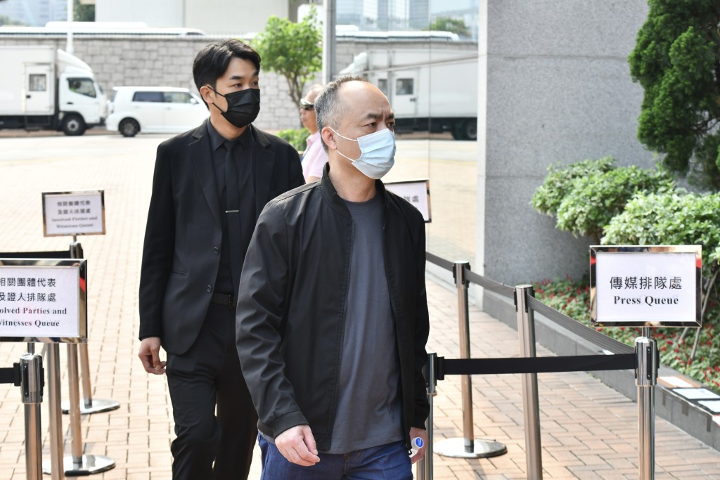 木工李承富(藍色口罩者)。 木工李承富(藍色口罩者)。