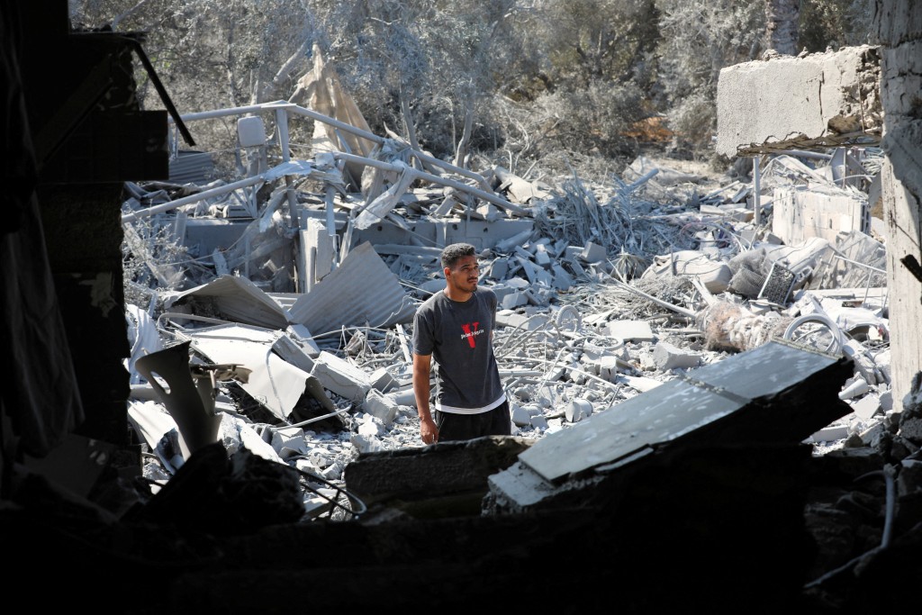 加沙中部遭空襲，到處頹垣敗瓦。路透社