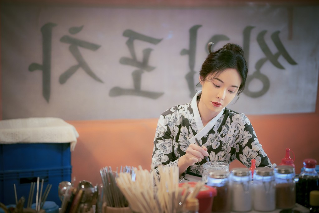 黃正音飾演路邊攤老闆月妵。